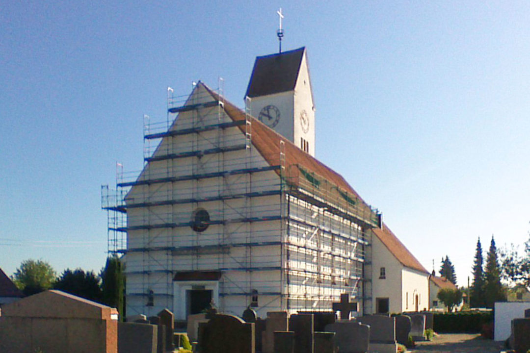 Außenansicht der eingerüsteten Kirche in Unterkammlach