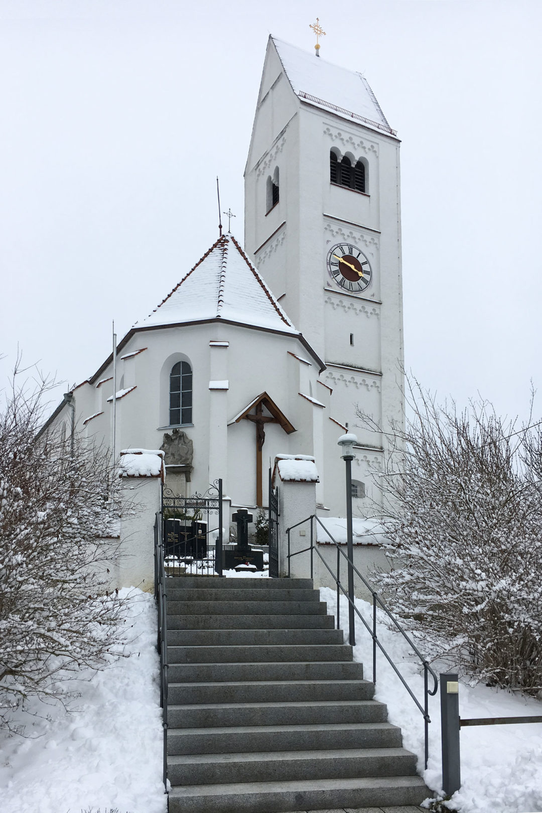 Außenansicht der Kirche in Attenhausen